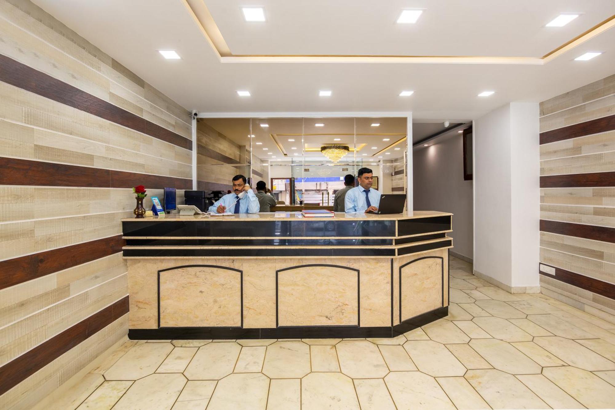 Rahul Palace By Golden Tree Near Metro Station And Ajmal Khan Market New Delhi Eksteriør bilde