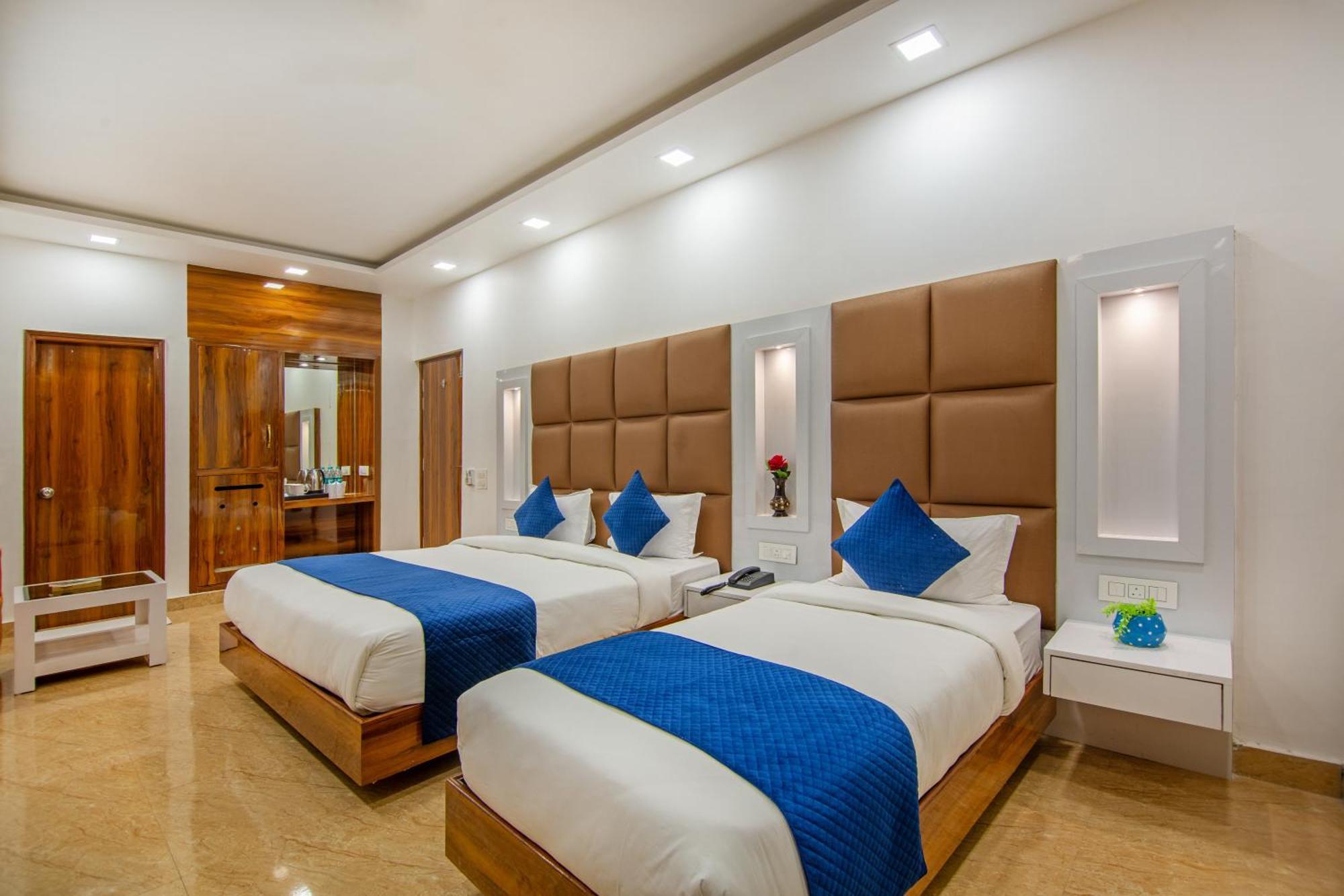 Rahul Palace By Golden Tree Near Metro Station And Ajmal Khan Market New Delhi Eksteriør bilde