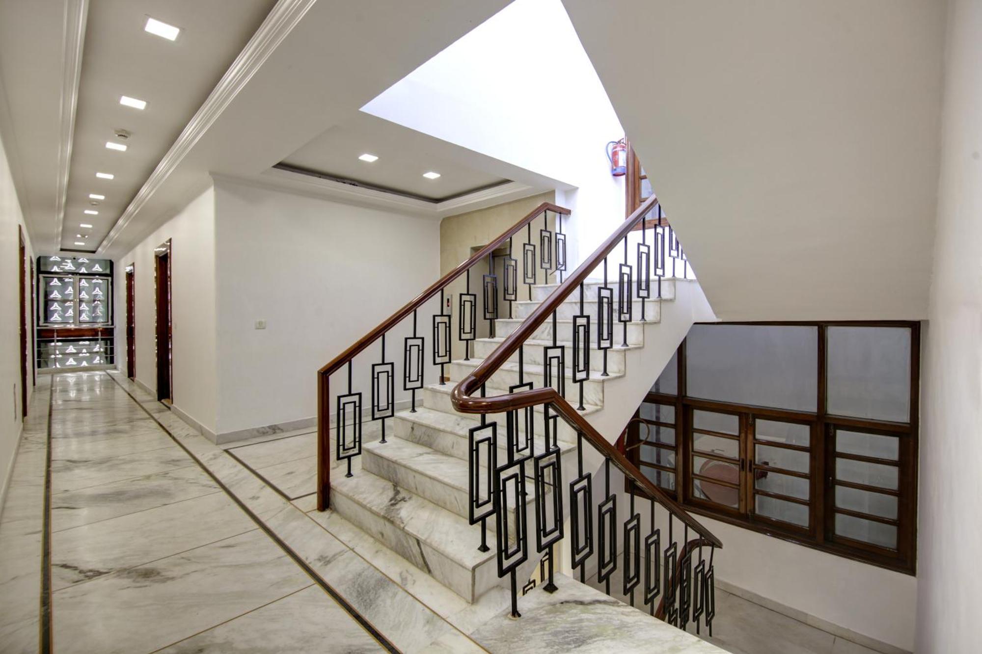 Rahul Palace By Golden Tree Near Metro Station And Ajmal Khan Market New Delhi Eksteriør bilde